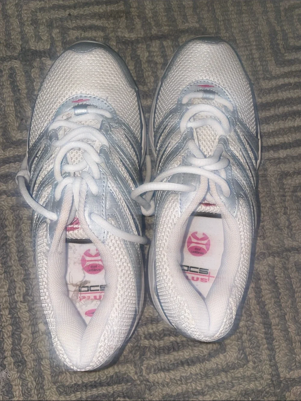 BN Avia Women’s show White and SilverAthletic Sneakers, size 6